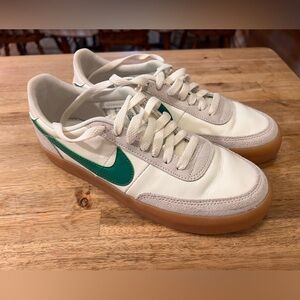 Nike Size 7 Youth. Worn twice. Looks brand new. Smoke free home